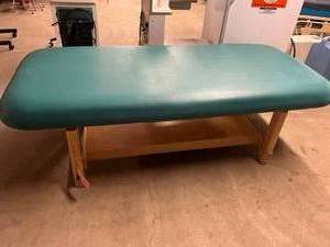 MSRP $1000 EARTHLITE EXAMINATION MASSAGE TREATEMENT TABLE - HEIGHT ADJUSTABLE WITH HEAVY DUTY STORAGE SHELF UNDERNEATH - BUILT TO LAST A LIFETIME MANY USES FOR THIS FANTASTIC TABLE - EXCELLENT CONDITION