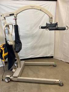 MSRP $3500 MEDCARE LIFT-N-WEIGH 475LB BATTERY POWERED PATIENT TRANSFER LIFT WITH SCALE &amp SLING - GREAT WORKING CONDITION SEE YOUTUBE TO SEE HOW THIS GREAT LIFT WORKS WITH THE SCALE