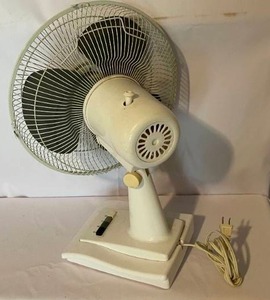 lot 86 image: 3 Speed Oscillating SMC Desk Fan