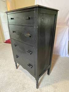 lot 97 image: Vintage 4 Drawer Painted Dresser