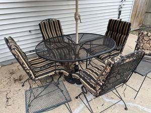lot 170 image: Metal Floral Themed Patio Set
