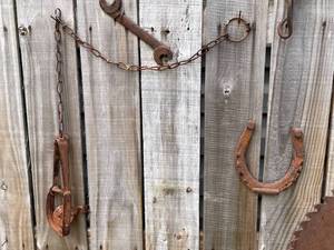 lot 172 image: Fun Rustic Lawn Deco Lot