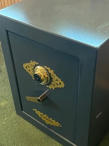 lot 105 image: Sentry Home Combination Safe