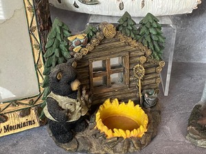 lot 107 image: Fun Cabin or Outdoor Themed Decorative Items