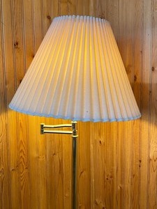 lot 114 image: Tall Brass Floor Lamp