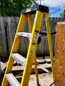 lot 9 image: 6ft Stanley Yellow Fiberglass Ladder