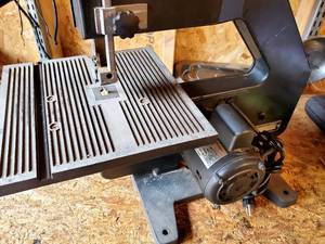 lot 11 image: Craftsman 10 Direct Drive Band Saw