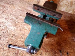 lot 14 image: Small Bench Vice