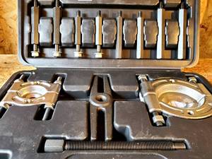 lot 22 image: Spring Seperator & Pully Puller Tool Set