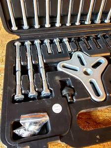 lot 34 image: 32 pc Automotive Pulley Puller Tool Set