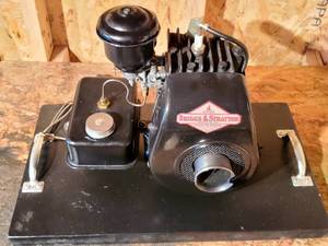 lot 45 image: Restored Vintage Briggs & Stratton Gasoline Engine
