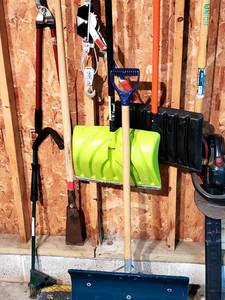 lot 190 image: Assorted Outdoor - Long Handled Tools Lot