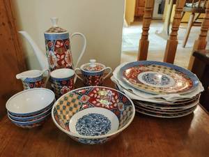 Dish Set by Smithsonian Institution