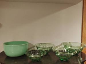 Collection of Vintage Bowls Including Jadeite & Possible Vaseline Glass Nesting Bowl Set