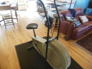 lot 20 image: Vintage exercycle with hand and foot power--no electronics