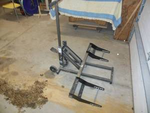 lot 43 image: Hydraulic Garden Tractor4 Wheeler Lift