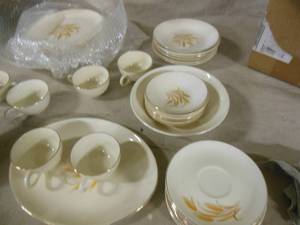 lot 124 image: Vintage Set of Dishes 22K Gold Edging