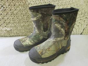 (C-3) Pair Camo Vibram Boots Size 1...