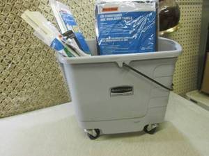 (EW6) Rubbermaid 28 Qt Wheeled Buck...