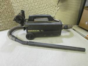 (EC1) Oreck XL Vacuum Cleaner Works...