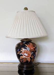 lot 6 image: Lovely Asian Inspired Table Lamp