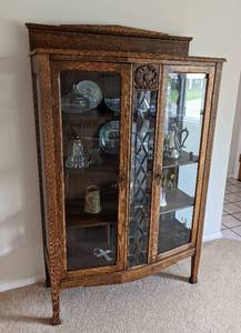 lot 9 image: Gorgeous Leaded Glass Accented Display Cabinet