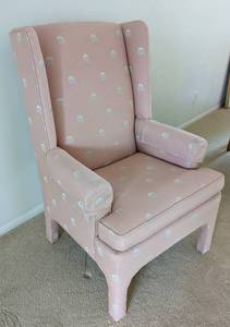 lot 15 image: Vintage Pink Bernhardt Armchair