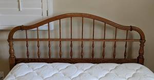 lot 25 image: Oak Queen Size Headboard