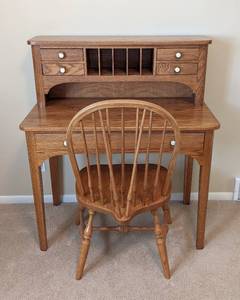 lot 27 image: Pennsylvania House Oak Writing Desk and Chair