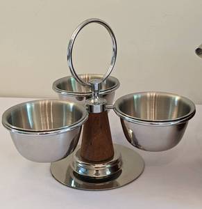 lot 53 image: Vintage Servingware