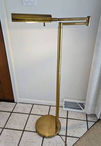 lot 72 image: Vintage Brass Floor Lamp