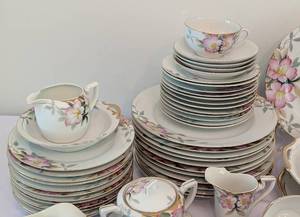 lot 54 image: Noritake Azalea Dish Set