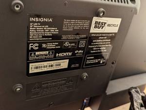 lot 105 image: Insignia 32 LED TV