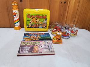 lot 37 image: Collection Of Vintage Garfield Items