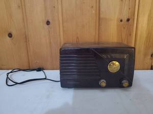lot 76 image: Vintage Truetone Radio