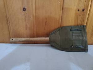 lot 77 image: M943 Vietnam Era E tool With Pouch