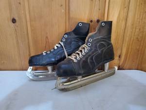 lot 79 image: Pair Of Maple Leaf NHL Ice Skates
