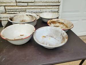 lot 88 image: Collection Of Vintage Enamelware
