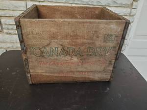 lot 94 image: Vintage Canada Dry Crate