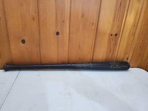 lot 7 image: Famous Hitters Serries Louisville Slugger 125 NYY Hillerich And Bradsby Joe DiMoggio
