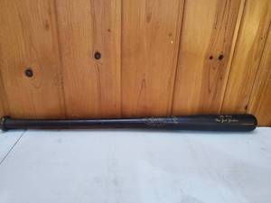 lot 8 image: Famous Hitters Serries Louisville Slugger 125 NYY Hillerich And Bradsby Yogi Berra