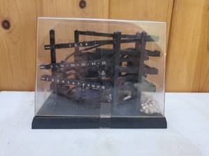 lot 17 image: Vintage Arrow Handicraft Corporation Marble Clock