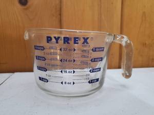 lot 57 image: Vintage 1 Liter Pyrex Measuring Cup
