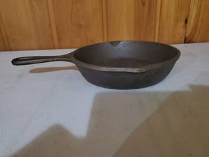 lot 102 image: Lodge Cast Iron Frying Pan