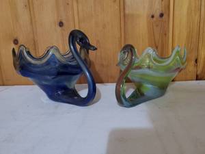 lot 107 image: Two Vintage Handblown Glass Swan Bowls