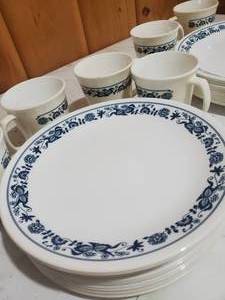 lot 124 image: Vintage Corelle Dish Set