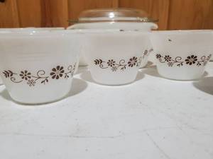 lot 125 image: Vintage Dynoware Dish Set