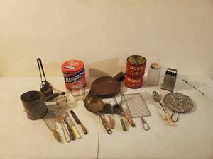 lot 142 image: Collection Of Vintage Kitchen Items And Dcor
