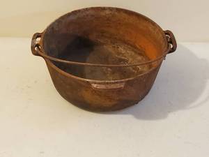 lot 172 image: Vintage Creasent FSY Cast Iron No. 8 Pot