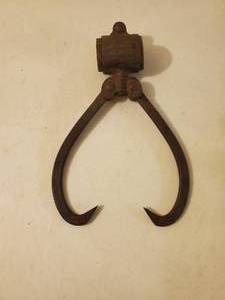 lot 180 image: Old Leach Co. Two Person Log Grabber